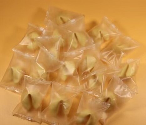 Gewoon vullen van aangepaste gelukkoekjes voor dagelijkse aanmoediging