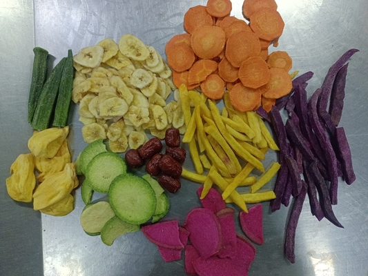 Gedroogde groenten- en fruitchips Een heerlijke manier om uw dagelijkse voedingswaarde te krijgen