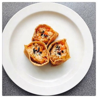 Geniet van AJITSUKE bevroren tofu sushi gekruid inari