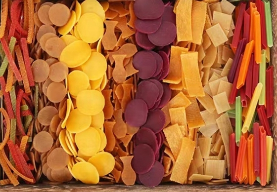 Rauw gedroogd rood pellets aardappelchips CRISPY PAOSI Gemengd opgeblazen embryo materiaal