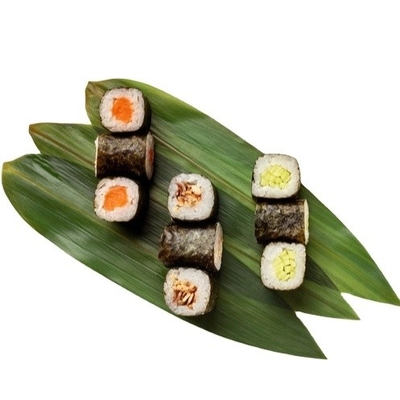 Sushi serveren met verse en natuurlijke bamboeblaadverpakkingen Geen adres nodig
