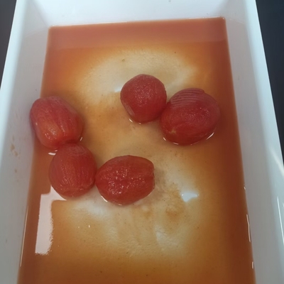 Heerlijke, zoete tomaten in blikken, geschild uit de versste grondstoffen