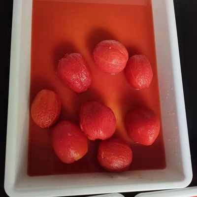Heerlijke, zoete tomaten in blikken, geschild uit de versste grondstoffen