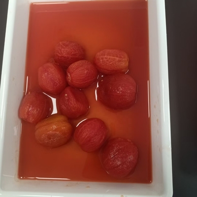 Heerlijke, zoete tomaten in blikken, geschild uit de versste grondstoffen