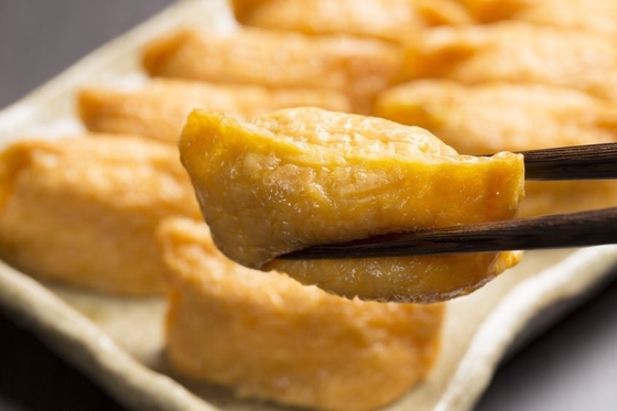 Bevroren AJITSUKE SOJABONE CURD HACCP gecertificeerd Inari-tofu met traditionele kruiden