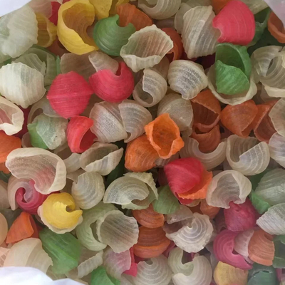 Rauw gedroogd rood pellet aardappelchips gepufferd voedsel gemaakt van normaal geel materiaal