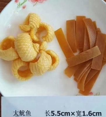 Normale roze aardappelsnips Inktvisrol Garnalenstrookjes Embryo materiaal Kleurrijk Roodwit Garnalen crackers